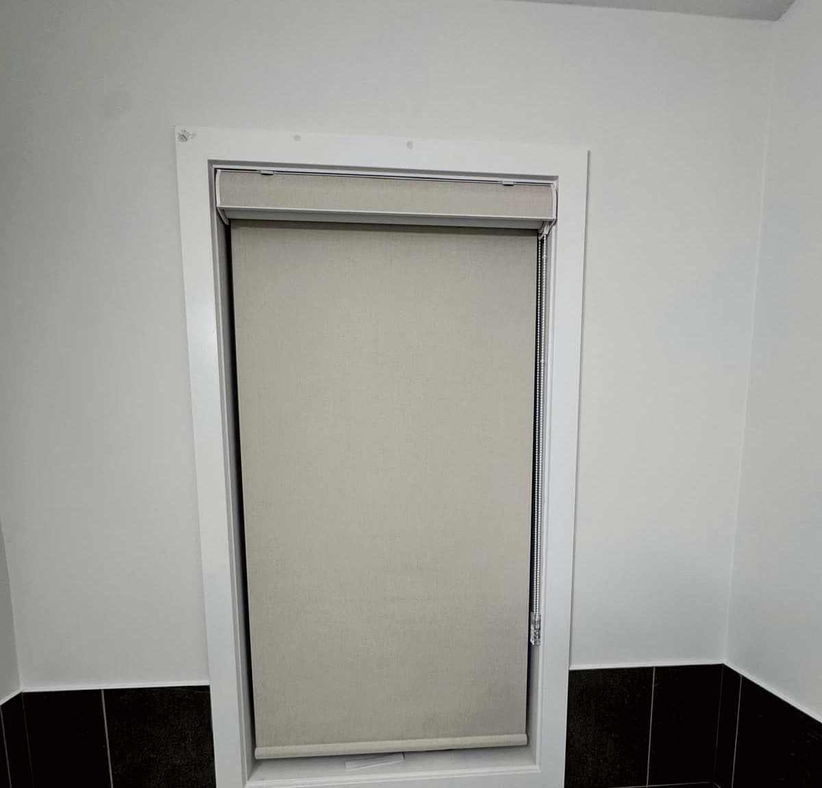 Toile opaque montée à l'intérieur du cadrage