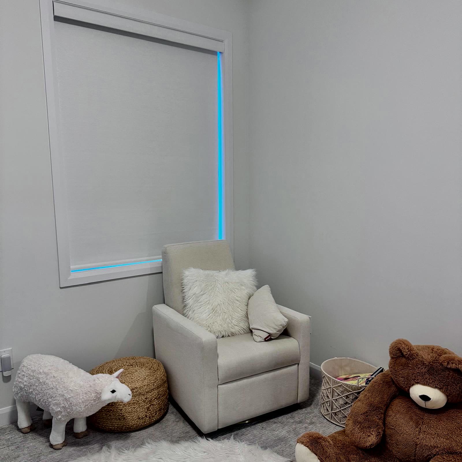 Toile enrouleuse blanche dans une chambre d'enfant