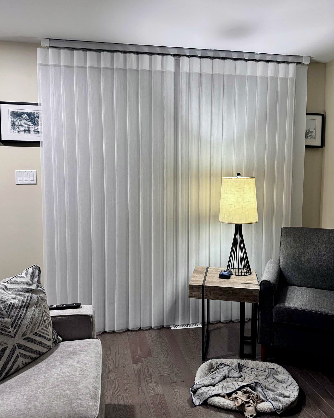 Voilages verticaux devant une porte-patio dans un salon